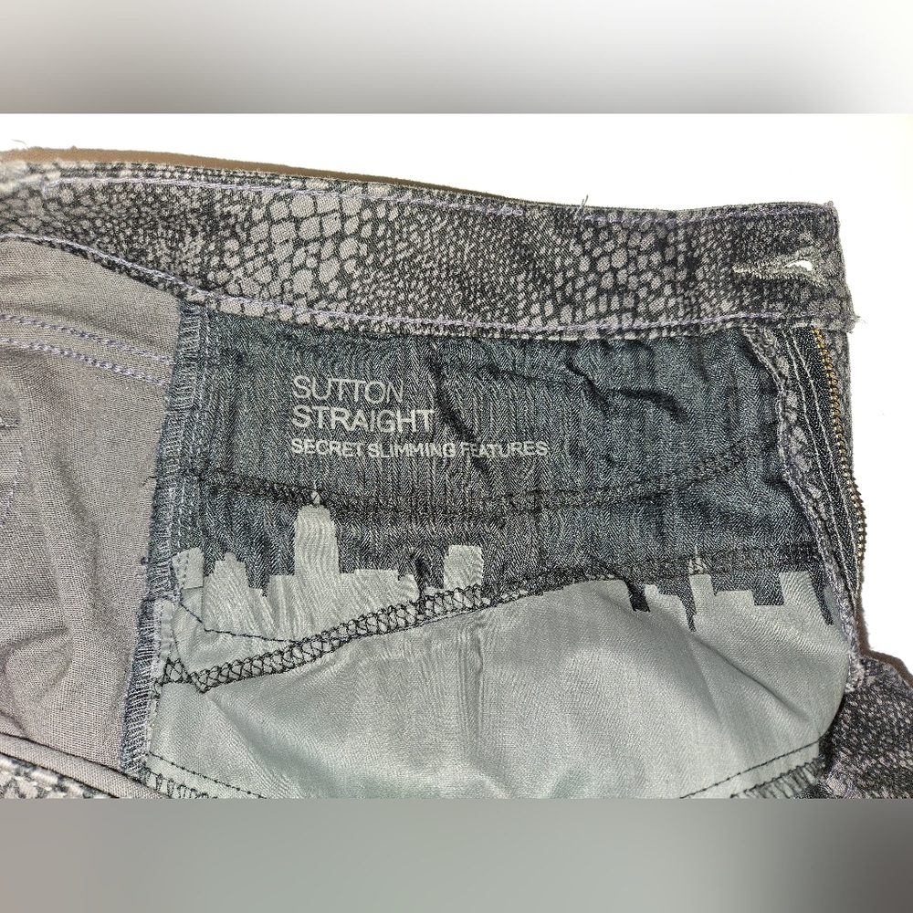 Jones New York Jeans - Black and Gray Snakeskin Look Jeans - size 6 - Picture 6 of 9